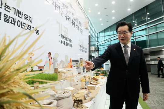 정황근 농림축산식품부 장관이 27일 서울 서초구 aT센터에서 열린 가루쌀 미래 비전 선포식에 참석해 제품을 소개하고 있다. <농식품부>